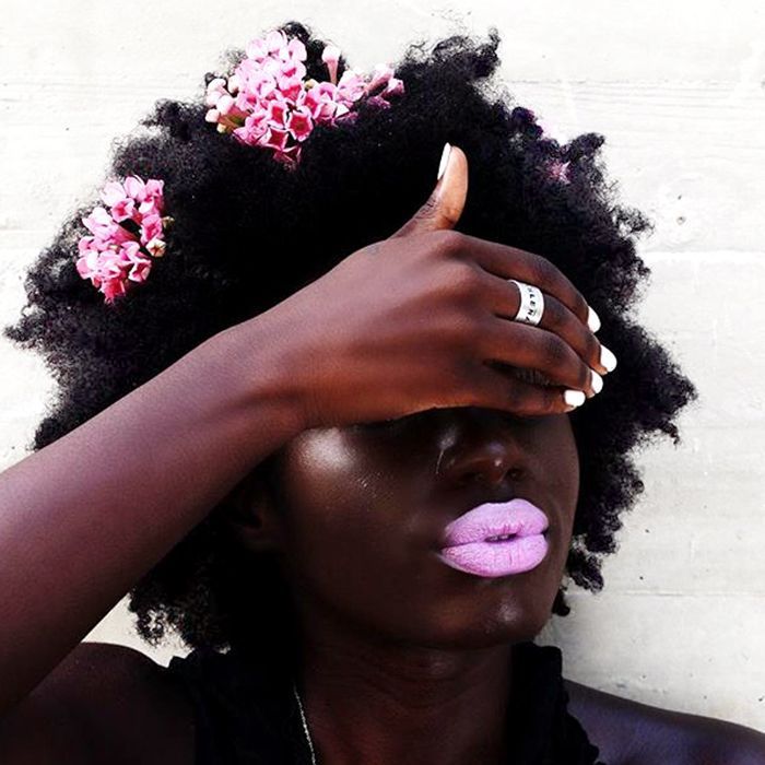 15 lindas fotos que provam que o batom brilhante parece impressionante em tons de pele escura