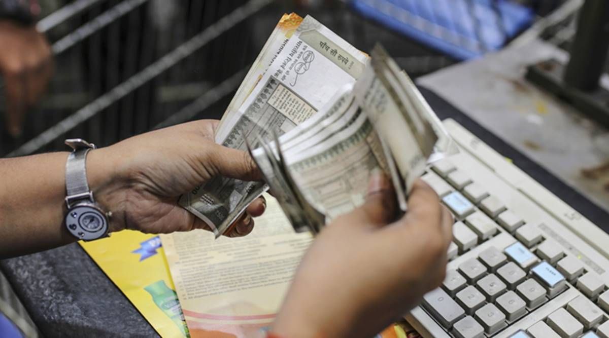 La rupia cae 6 paise a 74,84 frente al dólar estadounidense en las primeras operaciones