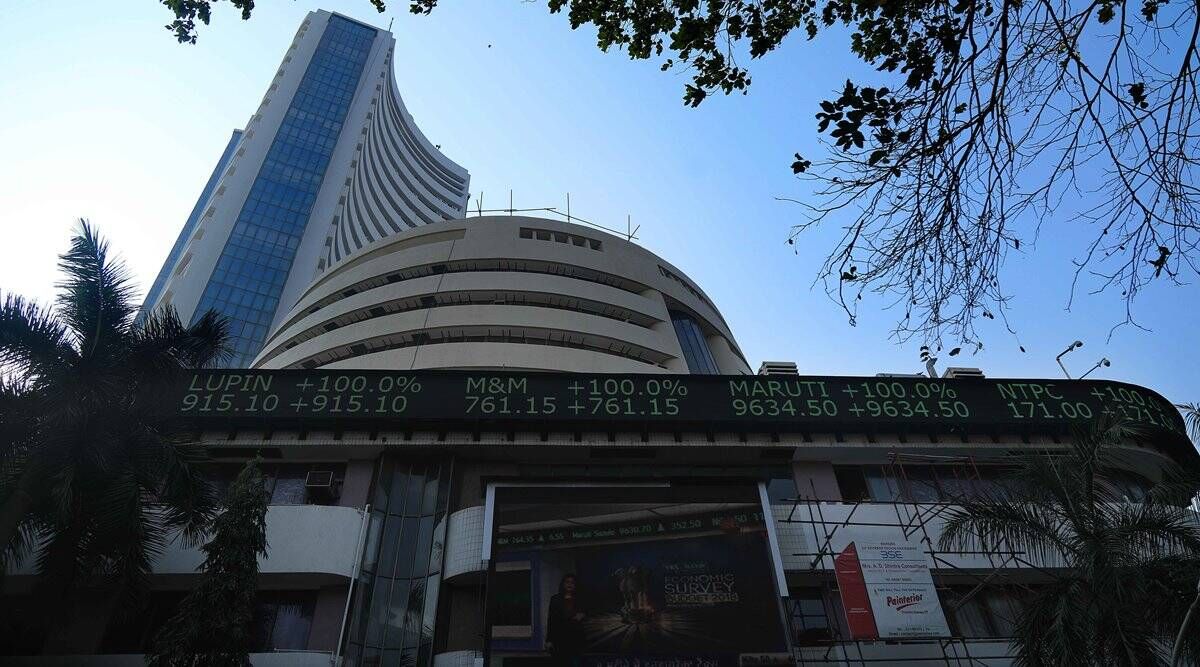 Sensex krasjer 871 poeng, Nifty ender nær 14.550; banker, metaller, finans faller