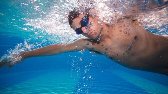 ¿Nadar en agua fría puede aliviar la depresión?