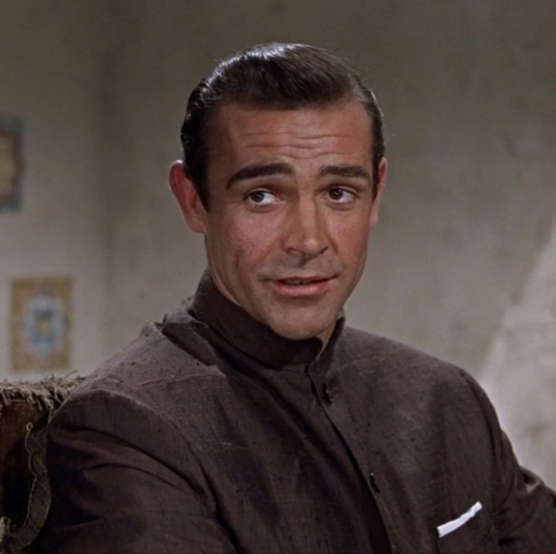 Sean Connery în rolul lui James Bond purtând o jachetă Nehru