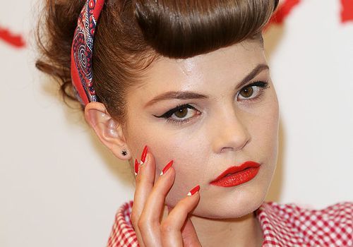 Retro stil kvinne med røde negler med minimalistisk detalj i ansiktet