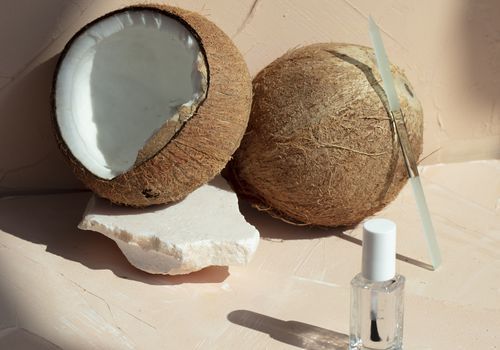 Kā lietot kokosriekstu eļļu nagiem, lai tie nekad vairs neplīstu