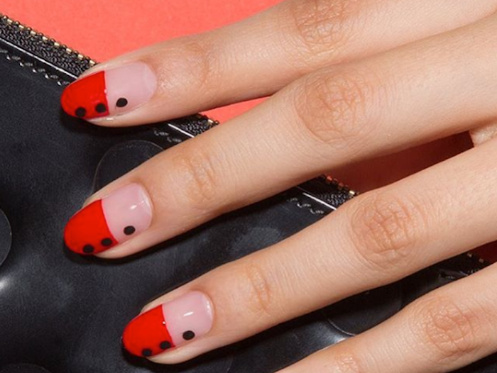 Questi 29 disegni per unghie dimostrano che il nero e il rosso sono perfetti per la manicure