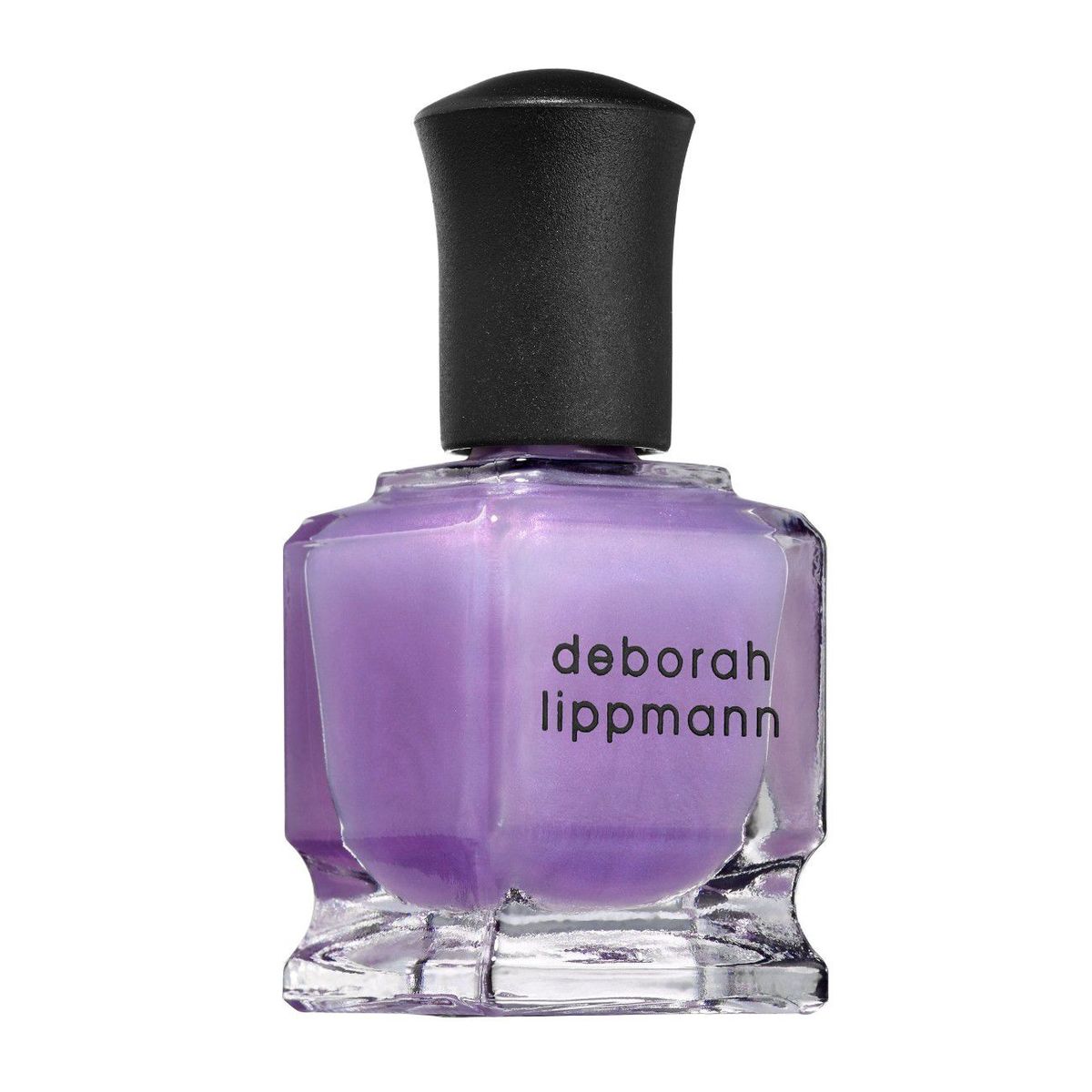 Bottiglia di mano di fondo colorato viola su sfondo bianco.