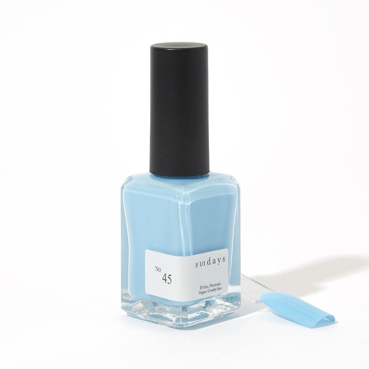 botella de esmalte de uñas azul cielo