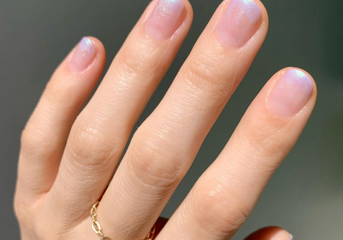 Le unghie rosa Ombré sono la versione millenaria di una french manicure
