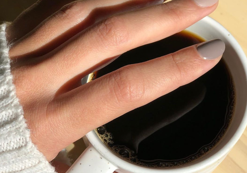 Las uñas grises son la tendencia de manicura 2021 que ha estado esperando: aquí está la prueba