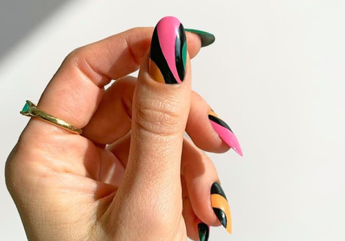 pink og sort manicure design