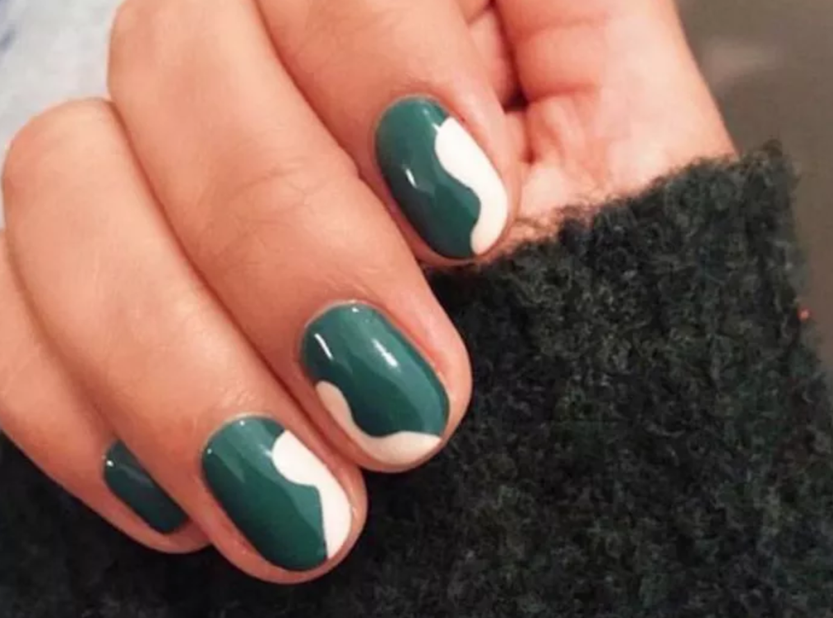 22 дизайна на зелените нокти, за да ви убедят да откажете червените този сезон