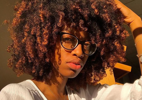 Frau mit natürlicher Afro-Frisur