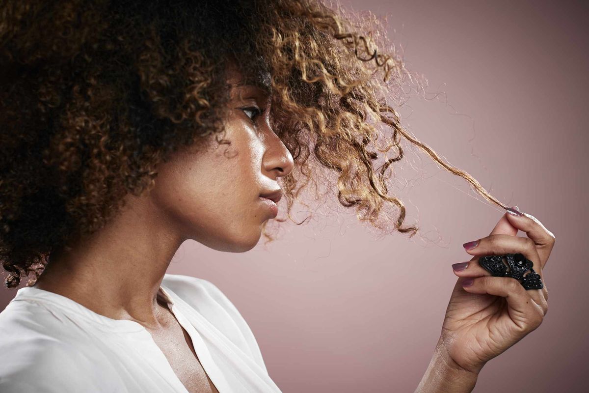 אישה שחורה מושכת את שערה המתולתל