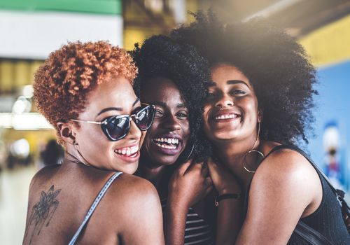 Drei schwarze Frauen mit natürlichem Haar