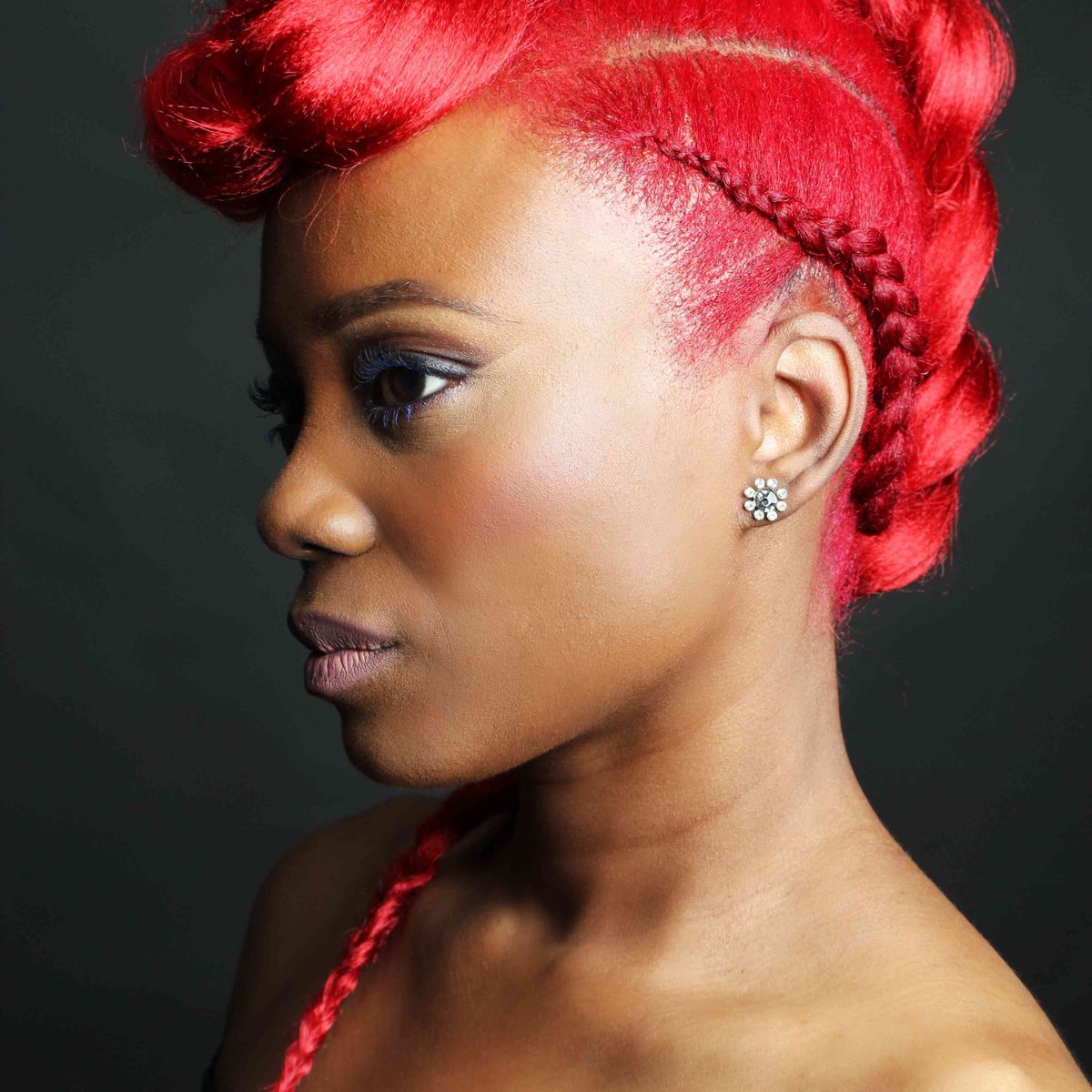 kvinde med flettet rødt hår