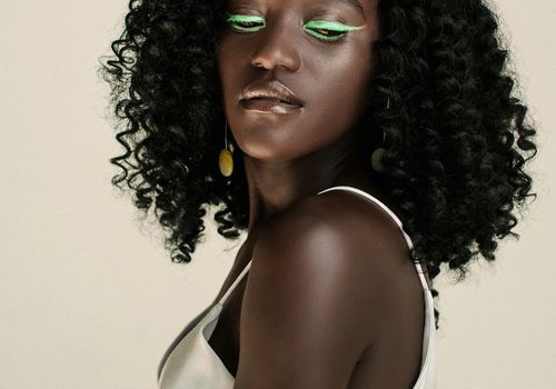 Schwarze Frau mit gekräuseltem, natürlichem Haar