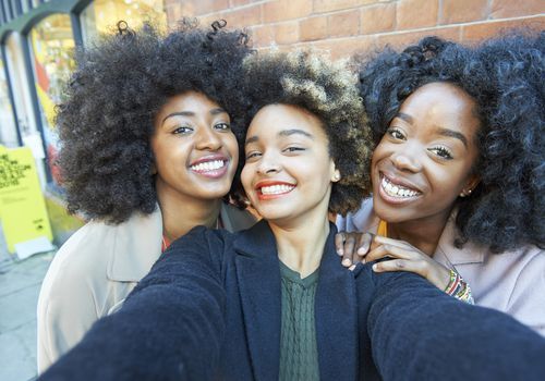 É hora de proteger seu cabelo com esses 5 estilos.