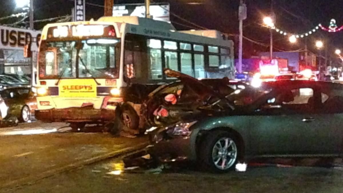Más de dos docenas de heridos cuando el autobús de la MTA choca con dos autos en Brooklyn