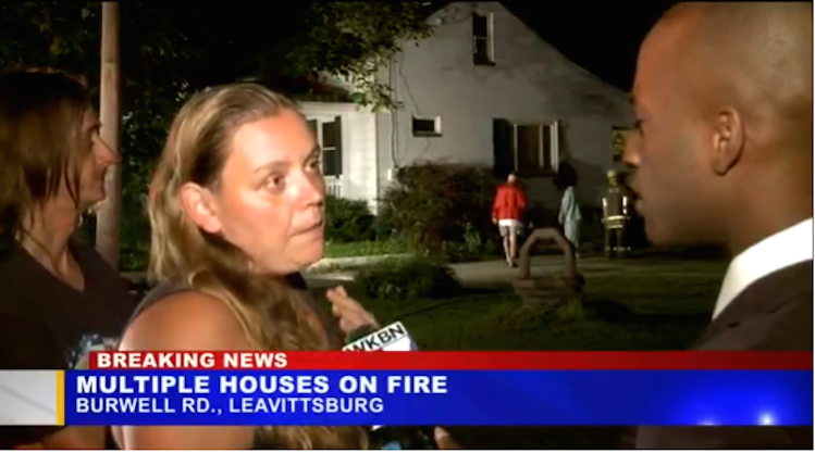Репортаж на местните новини стана странен, след като жена каза, че братовчед й е подпалил къщата й, защото не можел да се среща с нея