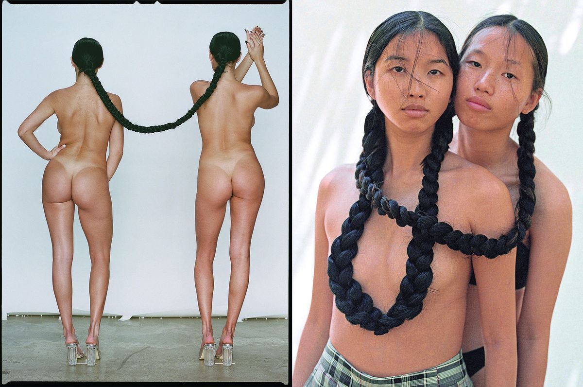 Zwei Frauen stehen nackt mit dem Rücken zur Kamera, ihre Zöpfe ineinander verschlungen