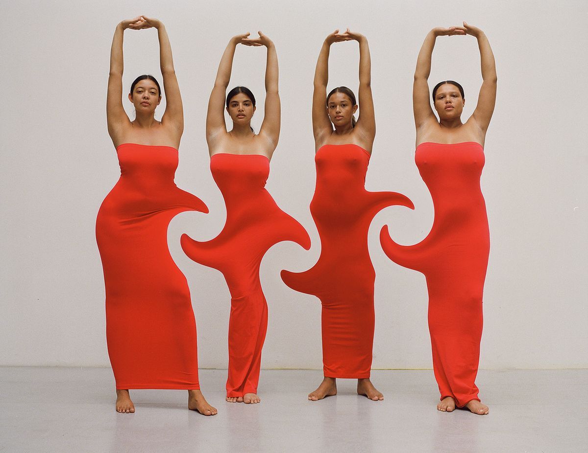 Eine Gruppe roter Frauen mit ihren Oberkörpern wirbelte zusammen