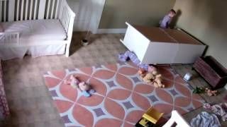 La gente está horrorizada con este video de un niño rescatando a su gemelo de una cómoda caída