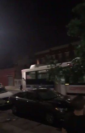 Pobegli avtobus, ki se je strašno prevrnil po ulici v Brooklynu, Newyorčani pa so še vedno dobili šale