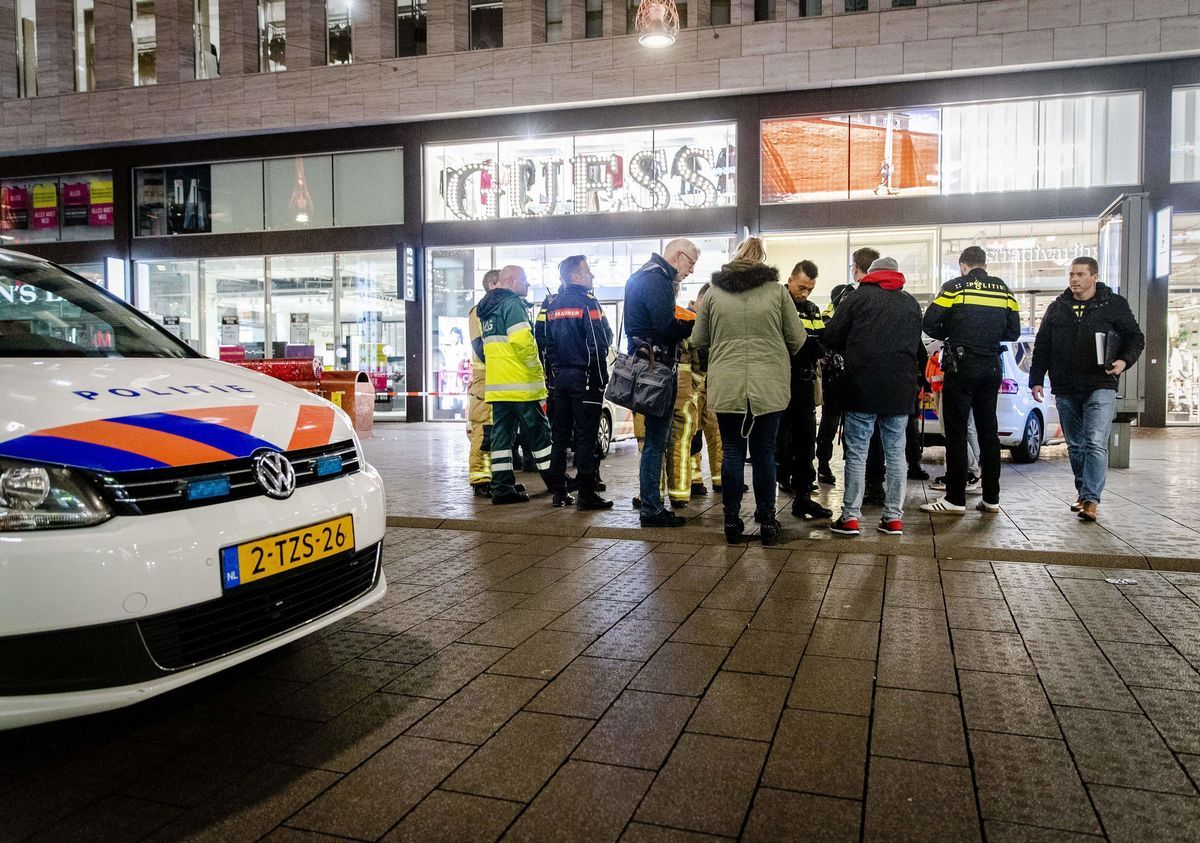 Flere mennesker ble skadet i en knivstikking i Haag
