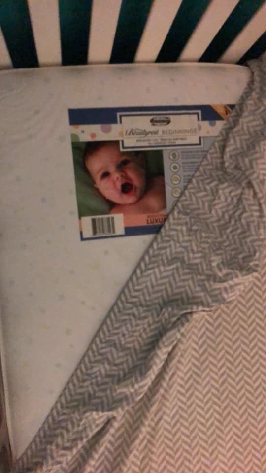 Denne mors bildet av en 'spøkelsesbarn' på babymonitoren hennes blir viralt