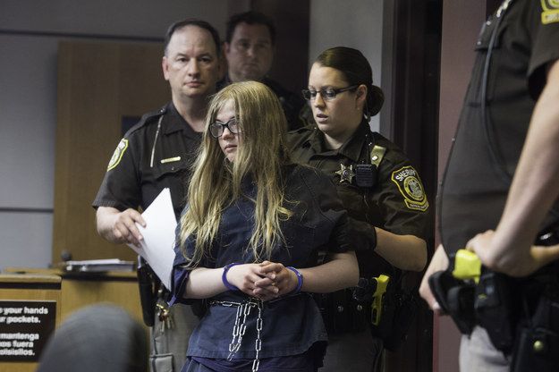 Mutter in Ohio sagt, dass ihre 13-jährige Tochter sie wegen eines schlanken Mannes mehrmals erstochen hat