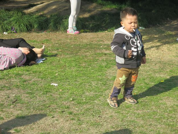 ეს არის ჩინელი ბავშვი, რომელიც ეწევა სიგარეტს პარკში