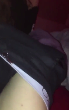 Изтече видео, което показва, че лозова звезда притиска 16-годишно момиче към орален секс