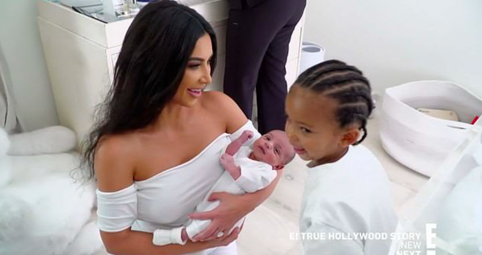 Kim Kardashian pasidalino nuotrauka iš Kanye Westo pažado atnaujinti po verkimo dėl skyrybų „KUWTK“