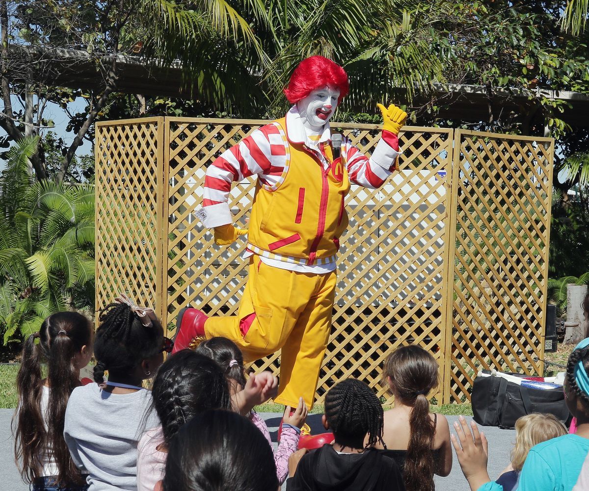 La spaventosa epidemia di clown ha costretto Ronald McDonald a nascondersi