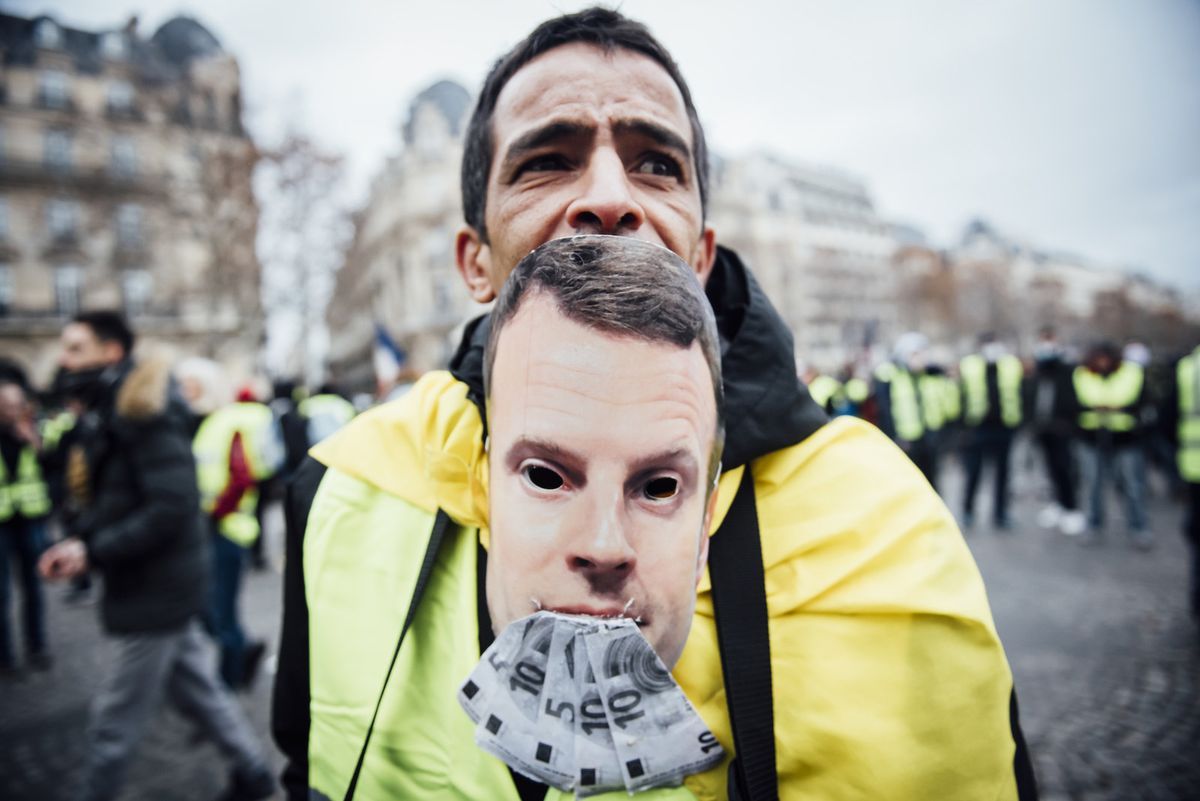 Enquanto os coletes amarelos incendiavam carros em Paris, milhões assistiam em casa no Facebook ao vivo
