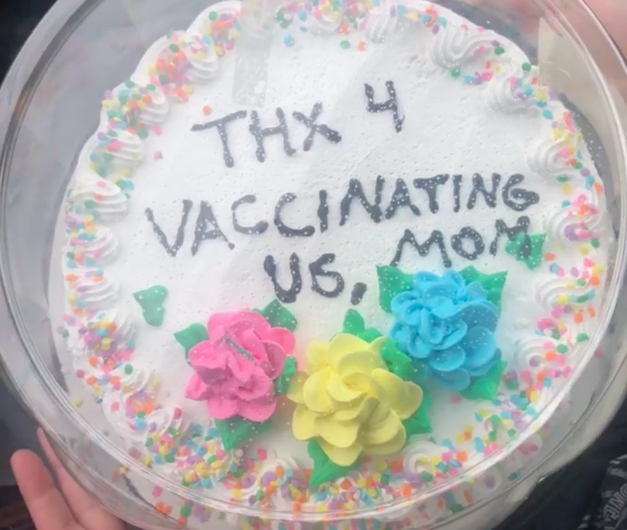 Ši paauglė gavo mamai „ačiū, kad skiepijote“ pyragą