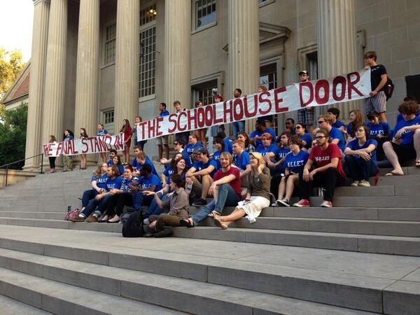 Centenas de estudantes da Universidade do Alabama marcharam contra irmandades segregadas