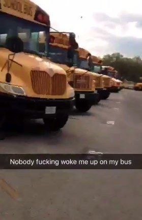 Este adolescente tiene un mensaje divertido para la gente después de quedarse dormido en su autobús escolar