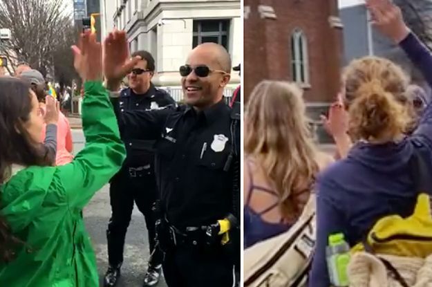 Folk har sterke følelser om politifolk High-Fiving People i kvinners marsj i Atlanta