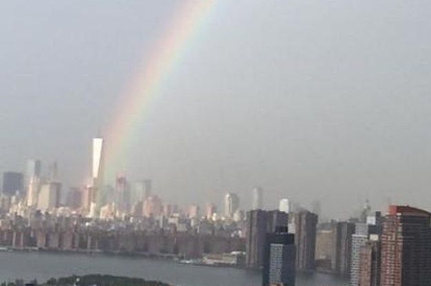 Folk deler fotos af en regnbue, der dukker op fra World Trade Center dagen før 11. september