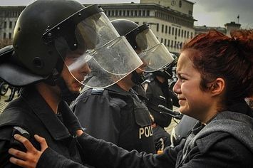 La historia detrás de esta poderosa foto de un oficial de policía y un estudiante manifestante