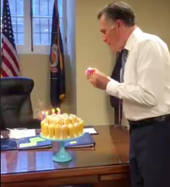 מיט רומני פוצץ את נרות עוגת יום ההולדת שלו בצורה הכי מוזרה שאפשר