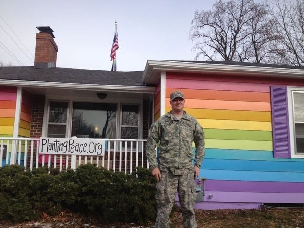 Alguien compró la casa junto a la iglesia bautista de Westboro y la pintó con un arcoíris