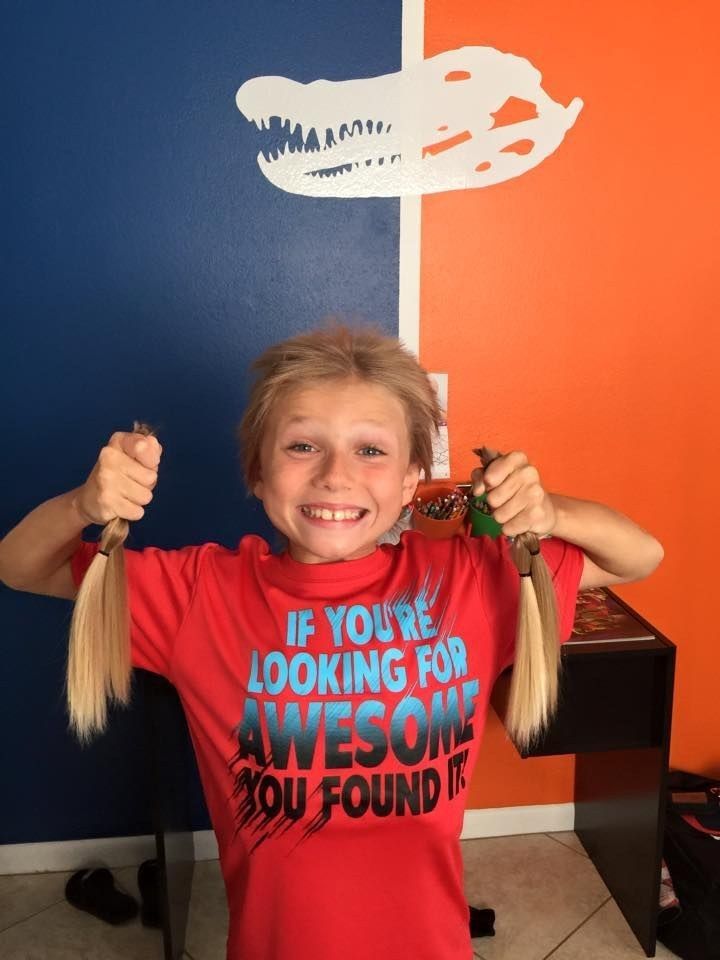 Después de dos años de ser acosado por ello, este niño donó su cabello largo a pacientes con cáncer