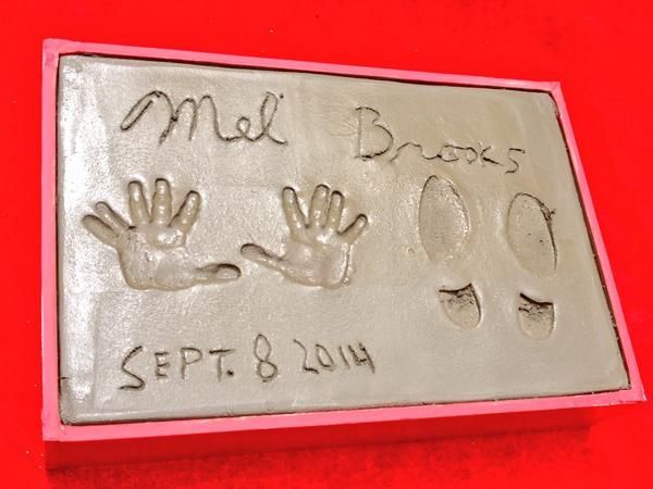 Mel Brooks trug auf dem Hollywood Walk of Fame eine sechste Fingerprothese für seinen Handabdruck