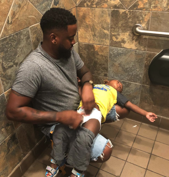 El Instagram de un papá se ha vuelto viral por mostrar la lucha de no tener cambiadores en los baños de hombres