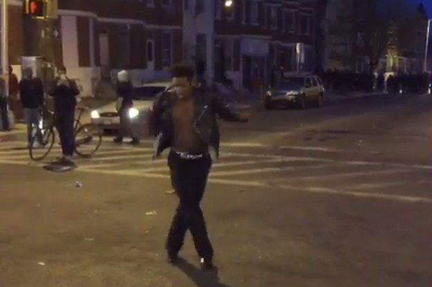 Подражатель Майкла Джексона пытается принести мир в Балтимор, танцуя на улице