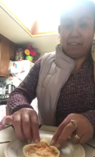 Тази мама, която учи дъщеря си да сгъва бурито, е толкова добра и чиста