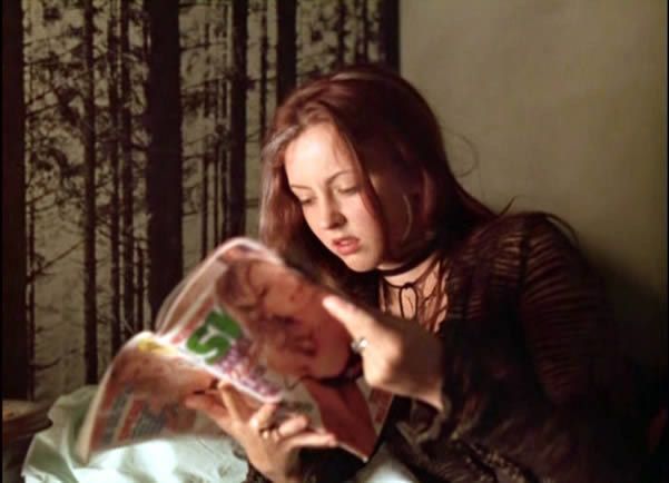 Ginger lukee lehteä, jonka kannessa on nainen