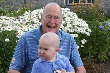 George H. W. Bush barbeia a cabeça em solidariedade a uma criança de 2 anos que sofre de leucemia