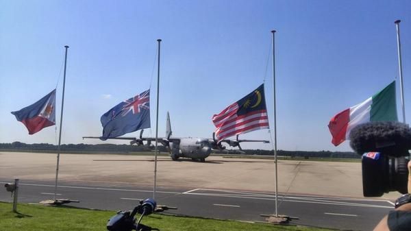 Die ersten Leichen von Malaysia Airlines-Flug MH17 wurden in die Niederlande zurückgebracht
